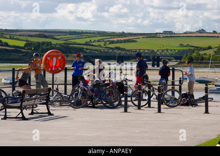 Les familles sur les bicyclettes se préparent à faire du vélo le long de la rivière Camel Trail Banque D'Images