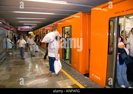Les passagers à bord du métro de Mexico Mexique Banque D'Images