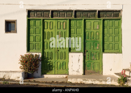 La Gomera, Îles Canaries. Vieilles portes en bois peint en vert dans le village de El Cercado dans le haut de gamme de Valle Gran Rey Banque D'Images