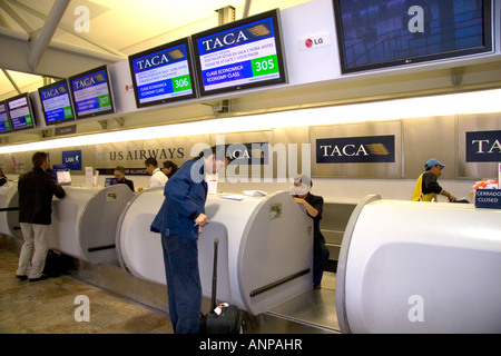 Voyageurs au guichet de TACA Airlines à l'Aéroport International de Mexico City en Mexico Mexique Banque D'Images