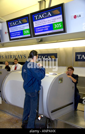 La TACA Airlines ticket comptoir à l'Aéroport International de Mexico City en Mexico Mexique Banque D'Images