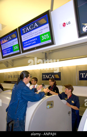 La TACA Airlines ticket comptoir à l'Aéroport International de Mexico City en Mexico Mexique Banque D'Images