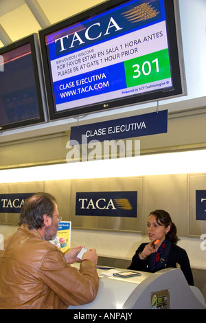 La TACA Airlines ticket comptoir à l'Aéroport International de Mexico City en Mexico Mexicio Banque D'Images