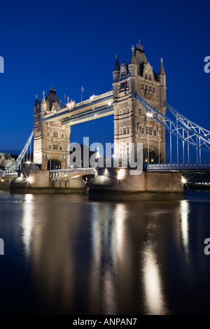 Réflexions de l'courts de Tower Bridge dans la Tamise au crépuscule London England Banque D'Images