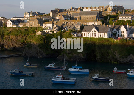 Vue sur le port à port Isaac en Cornouailles du Nord l'établissement d'ITV s série Doc Martin Banque D'Images