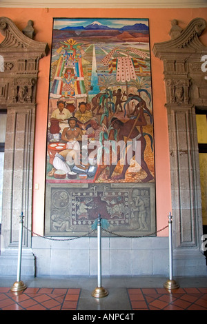 Une murale peinte par Diego Rivera dans le Palais National de Mexico Mexique Banque D'Images