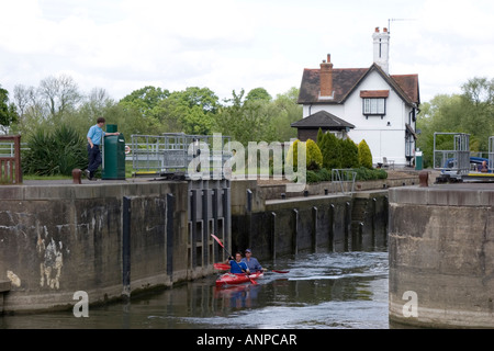 Lock et Lock Keeper s cottage sur la Tamise par Goring et Streatley Banque D'Images