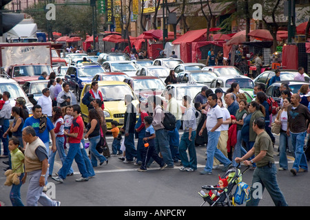 Les piétons traverser la rue à l'intersection de l'avenue Paseo de la Reforma et Eje Lázaro Cárdenas centrale dans la ville de Mexico Mexique Banque D'Images