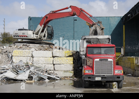 Miami Florida,site de gestion des déchets,pelle,pelle,camion,camion,camion,transporteur,ferraille,sous construction de nouveaux chantiers,débris,déchets,FL07121 Banque D'Images