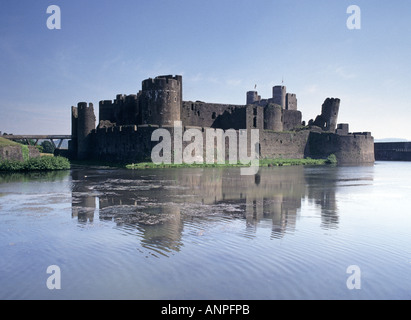 Château Caerphilly gallois historique médiéval fortification avec réflexions dans grand lac le bâtiment en pierre dans le paysage Mid Glamourgan Sud Pays de Galles Royaume-Uni Banque D'Images