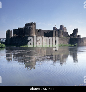 Château de Caerphilly gallois fortification médiévale historique avec réflexions dans grand lac entourant le bâtiment en pierre Mid Glamourgan South Wales UK Banque D'Images