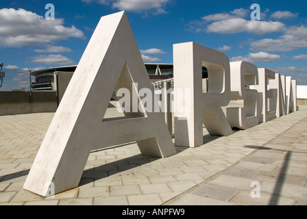 Arsenal FC football club New Emirates stade avec des lettres de pierre de bord de route à travers l'une des approches Holloway Islington nord de Londres Angleterre Royaume-Uni Banque D'Images