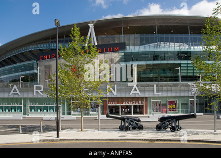 À quelques pas de la billetterie et de la boutique Armoury qui vend des articles du club vers le stade de football Arsenal FC Emirates Premier League Holloway Londres UK Banque D'Images