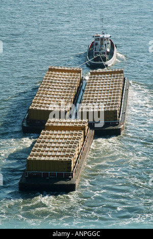 En regardant vers le bas les barges de traction de remorqueurs chargés de conteneurs remplis de déchets compactés des arrondissements de Londres transportés vers les sites d'enfouissement d'Essex, au Royaume-Uni Banque D'Images