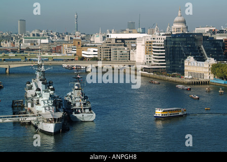 Le HMS Belfast cruiser amarré à un navire de guerre Le Musée de la piscine visite Londres des patrouilles de classe River Tyne HMS à couple sur Tamise Angleterre UK Banque D'Images