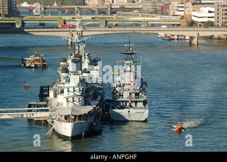 En regardant la Tamise et le HMS Belfast, bateau de croisière historique Imperial War Museum et bateau de patrouille offshore de classe River, HMS Tyne, aux côtés de l'Angleterre britannique Banque D'Images