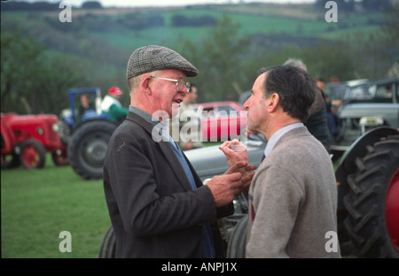 Deux agriculteurs parler à Upton rallye vapeur Cork Irlande Banque D'Images