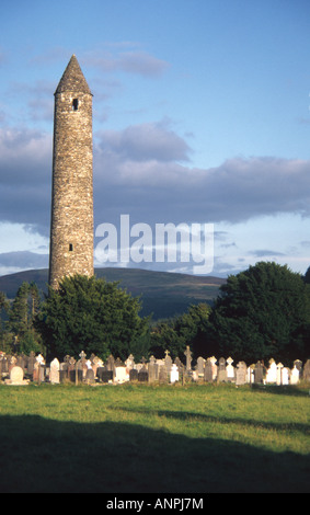 Tour Ronde et le cimetière, Glendalough Banque D'Images