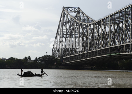 Un bateau à rames sur la rivière Hooghly, près de l'Howrah Bridge, à Kolkata, Inde. Banque D'Images