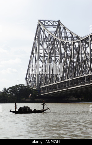 Un bateau à rames sur la rivière Hooghly, près de l'Howrah Bridge, à Kolkata, Inde. Banque D'Images