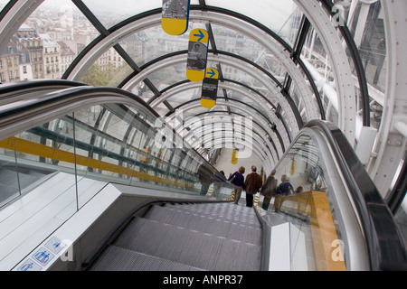 Dans l'Escalator Centre Pompidou Paris France UE Banque D'Images