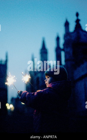 Young Girl holding sparklers sur la nuit de Guy Fawkes Banque D'Images