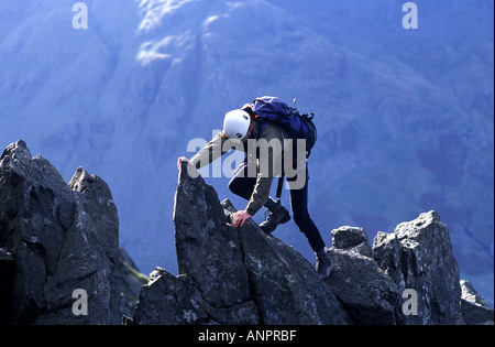 Des mains le long de la crête de Pinnacle, St Sunday Crag, Lake District, Cumbria, Angleterre Banque D'Images