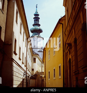 St Michaels Church tower vue à travers la zone piétonne étroite street dans le vieux quartier de Bratislava Slovaquie Banque D'Images