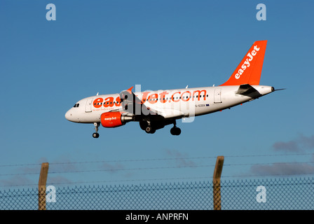 Airbus A319 d'Easyjet à l'atterrissage à l'aéroport de Nottingham East Midlands, Angleterre, RU Banque D'Images