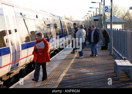 Les passagers d'Chiltern Railways train en hiver, Warwick Parkway, England, UK Banque D'Images