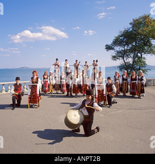 Troupe de danseurs et musiciens russes en costumes folkloriques traditionnels groupe posent sur la côte à Burgas Bulgarie Banque D'Images