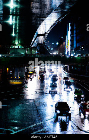 Trafic ville humide en croisement de Shibuya Tokyo Banque D'Images