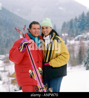 Années 90 hiver rétro SKI style mode couple dans le ski coloré Les tenues se posent ensemble en montagne enneigée République tchèque des années 1990 mode rétro Banque D'Images