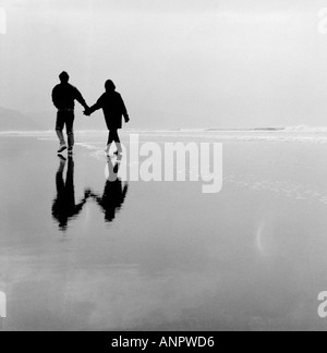 Couple romantique sur la plage de Bude Cornwall UK Banque D'Images