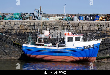 Bateau de pêche en Kilbaha Harbour Harbour, comté de Clare, Irlande. Banque D'Images