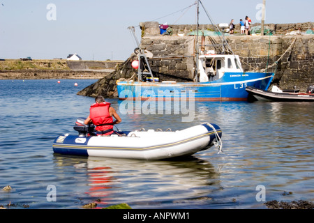 Dingy et bateau de pêche en Kilbaha Harbour Harbour, comté de Clare, Irlande. Banque D'Images