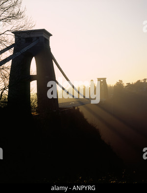 Pont suspendu de Clifton au-dessus des gorges de l'Avon en silhouette pendant un après-midi d'hiver vu du côté inférieur de Clifton en regardant vers Leigh Woods. Bristol, Angleterre Banque D'Images