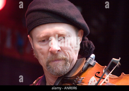 Joueur de Fiddle Folk américain Joe Craven sur scène Banque D'Images