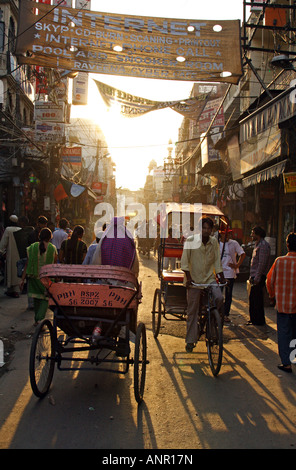 Scène de rue avec Rikshas sur Main Bazar Road, à New Delhi, Inde Banque D'Images