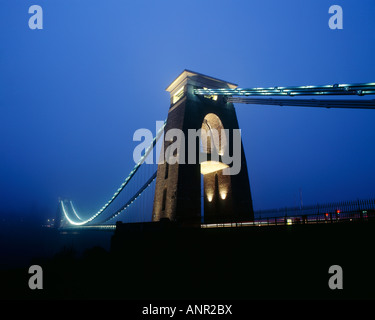 Clifton Suspension Bridge sur la rivière Avon Avon Gorge et illuminé par un éclairage LED au crépuscule. Bristol, Angleterre. Banque D'Images