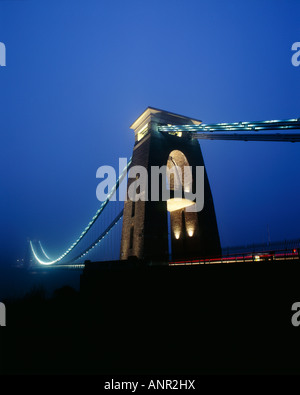 Clifton Suspension Bridge sur la rivière Avon Avon Gorge et illuminé par un éclairage LED au crépuscule. Bristol, Angleterre. Banque D'Images