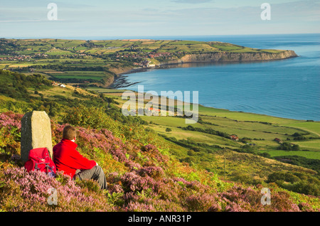 Un marcheur à l'ensemble de Robin Hoods Bay dans la région de North Yorkshire Angleterre Banque D'Images