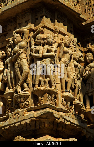 Détail d'un relief avec des danseurs sur la paroi de l'Jagdish-Temple à Udaipur, Inde Banque D'Images