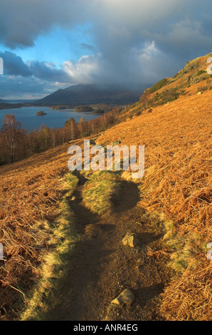 Sur le sentier érodé est tombée au-dessus de Derwent Water dans le Lake District. Banque D'Images