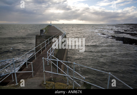 Quay avec de vieux phare de Pittenweem Ecosse Banque D'Images