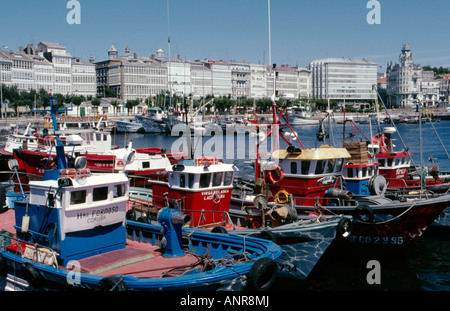 Le port intérieur à La Coruna avec Las Galerias les balcons en verre sur l'Avenida de la marina à l'arrière-plan Banque D'Images