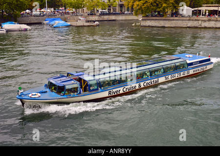 Un bateau de tourisme de Zurich sur la Limmat Banque D'Images