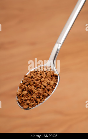 Le café instantané granules sur cuillères à café Banque D'Images