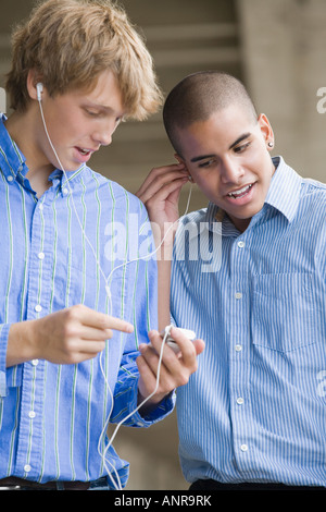 Deux adolescents de l'écoute d'un MP3 Player