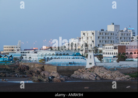 Maroc, Côte Atlantique, CASABLANCA (AIN DIAB) : le long de la plage de AIN DIAB / Resort Hôtels / soir Banque D'Images